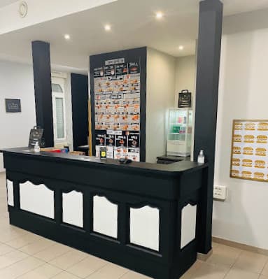 Intérieur chaleureux du snack Luni’K à Pfastatt